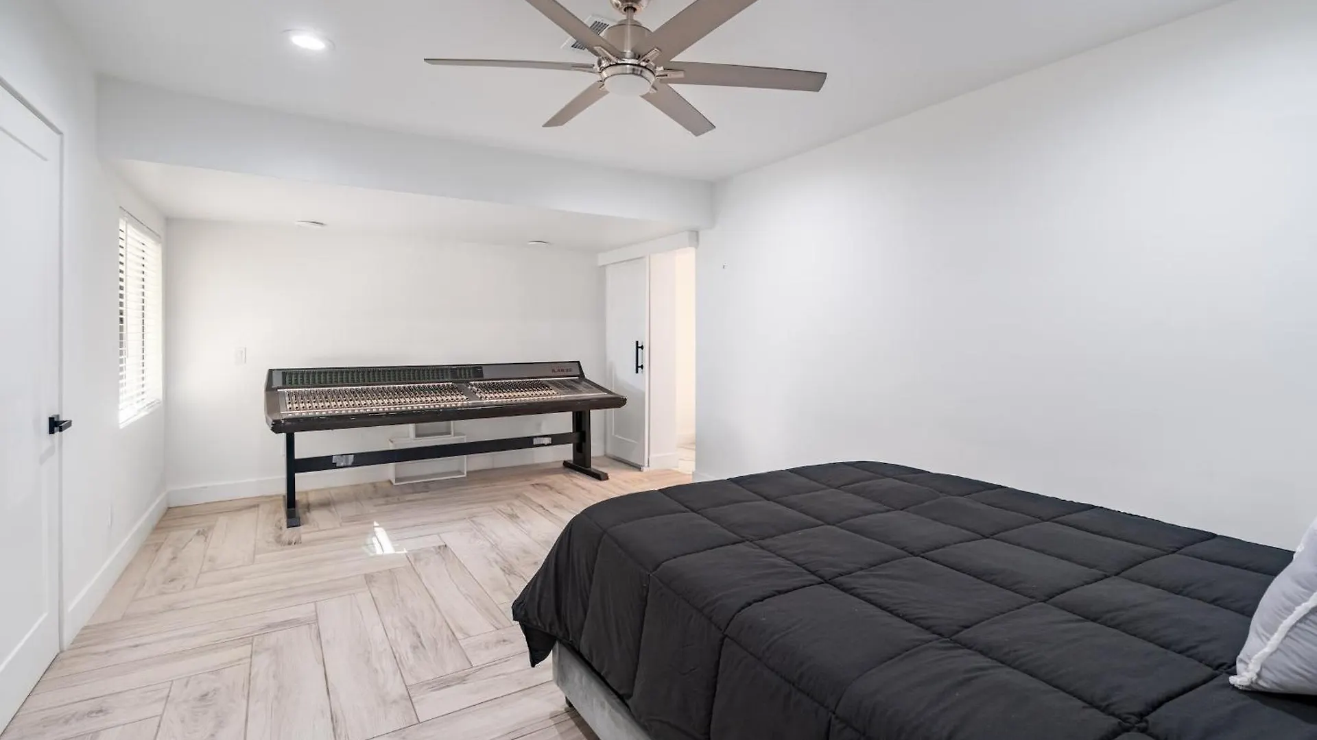Modern 4BR Escape with Mountain Views Villa Phoenix