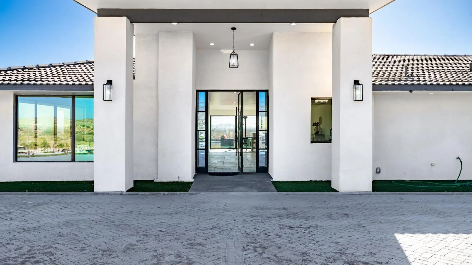 Modern 4BR Escape with Mountain Views Villa Phoenix