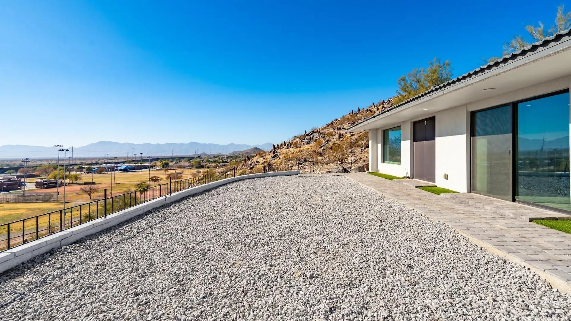 Modern 4BR Escape with Mountain Views Villa Phoenix