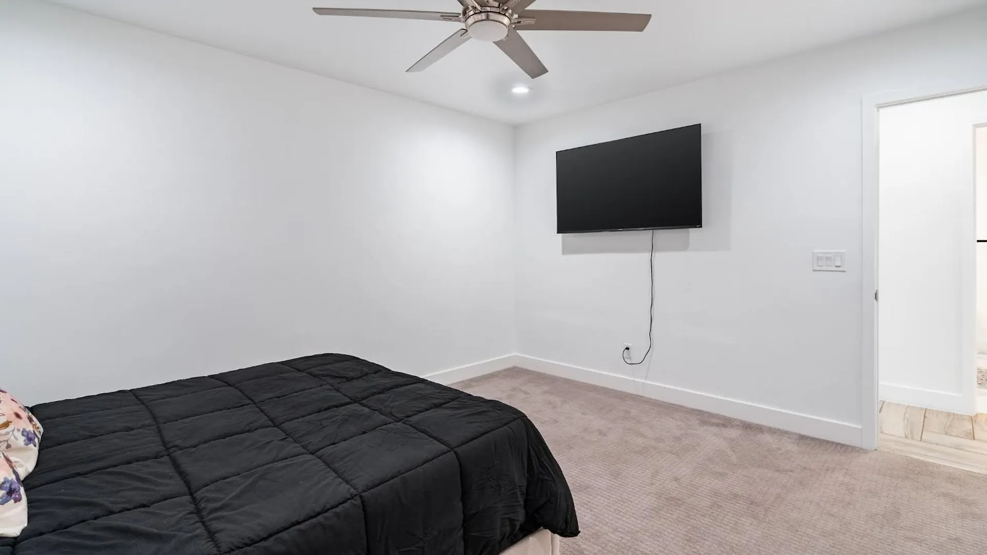 Modern 4BR Escape with Mountain Views Villa Phoenix