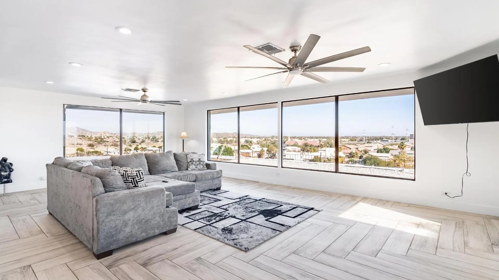 Holiday home Modern 4BR Escape with Mountain Views Villa Phoenix