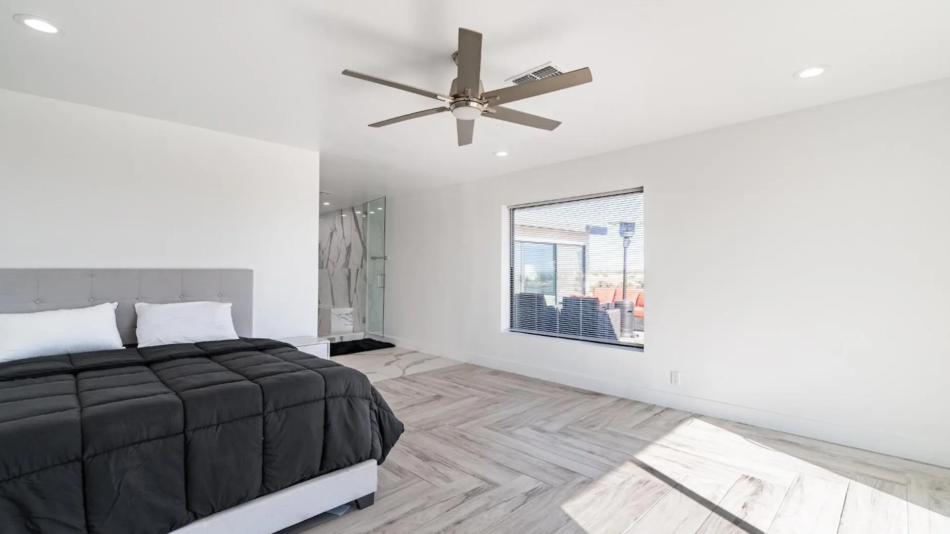 Modern 4BR Escape with Mountain Views Villa Phoenix