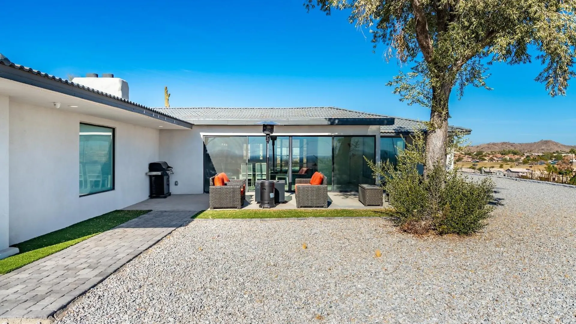 Modern 4BR Escape with Mountain Views Villa Phoenix Holiday home