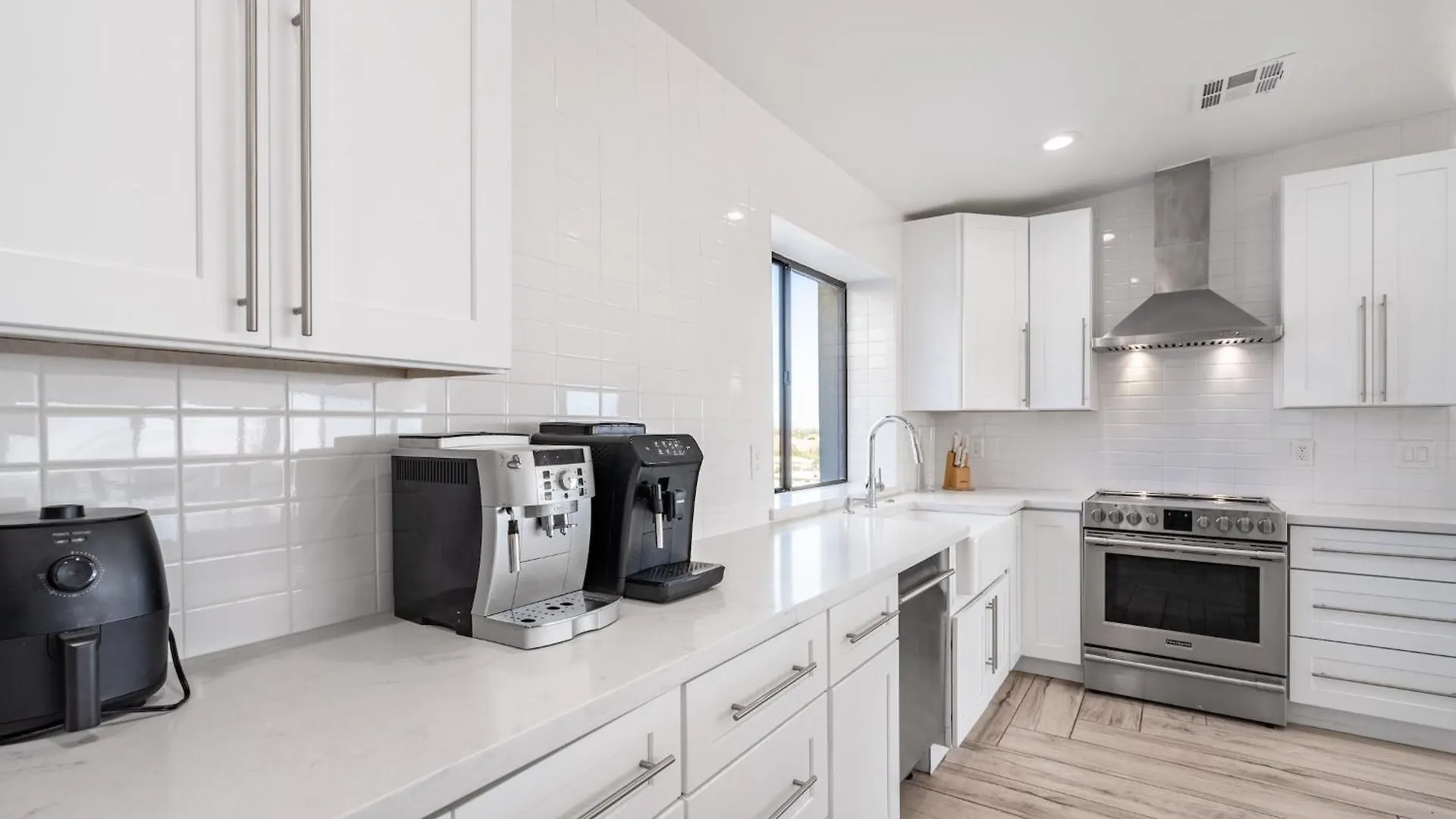 Modern 4BR Escape with Mountain Views Villa Phoenix