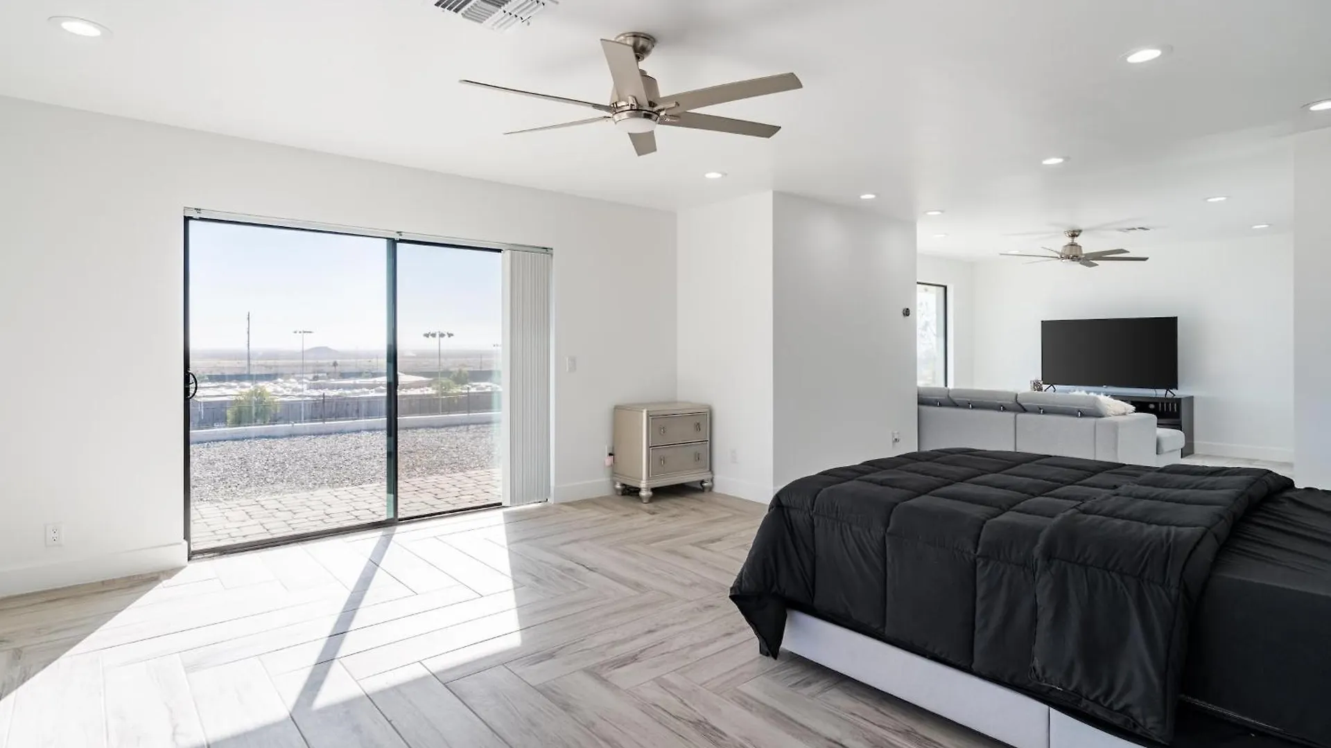 Modern 4BR Escape with Mountain Views Villa Phoenix