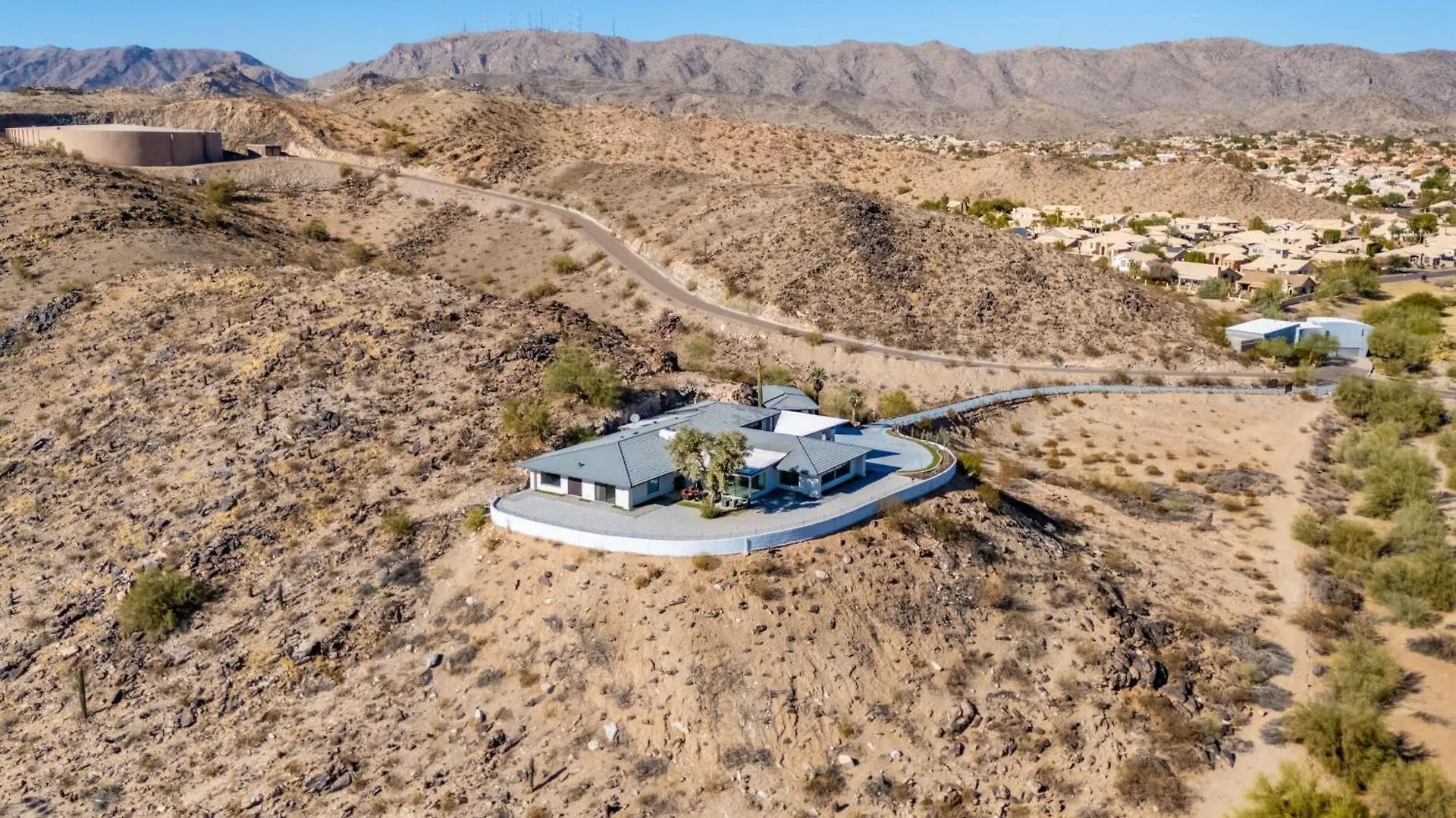 Modern 4BR Escape with Mountain Views Villa Phoenix